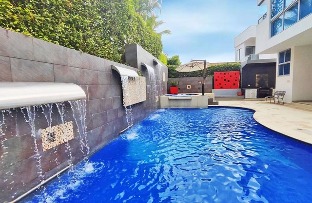 Moderna y Hermosa Casaquinta, en Lujoso Condominio