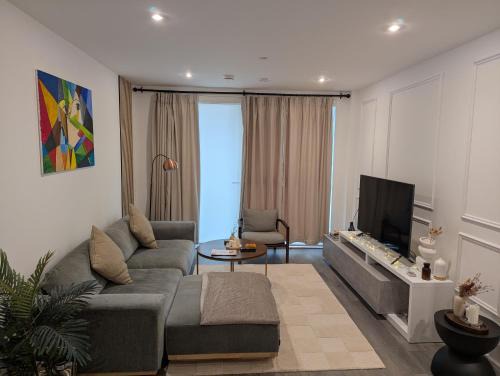Modernistic 2 Bed - 2 Bath Flat near Central London