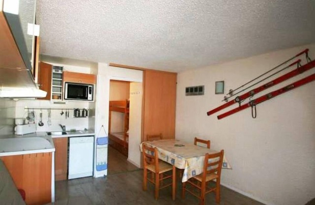 MONGIE 6 PEOPLE FOOT OF TRACKS + PARKING COVERED