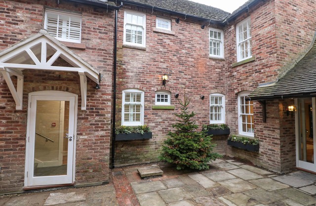 MONSAL DALE, pet friendly, character holiday cottage in Ashbourne