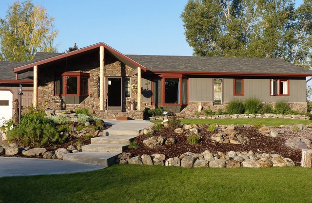 Montana charm, babbling creek, meadows and wide open skies, a vacation oasis!