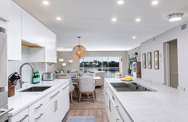 MONTE CARLO CLUB - Modern Vanderbilt Beach Condo with Bay Views