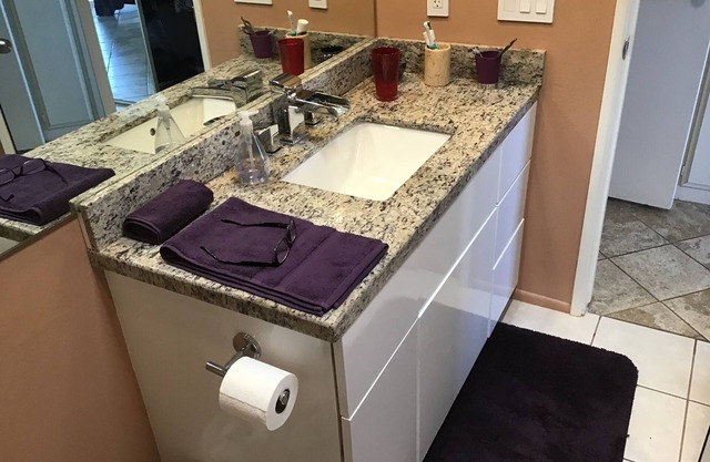 Monthly, 2-bedroom condo in Palm Desert, California, with view, hot tub and pool