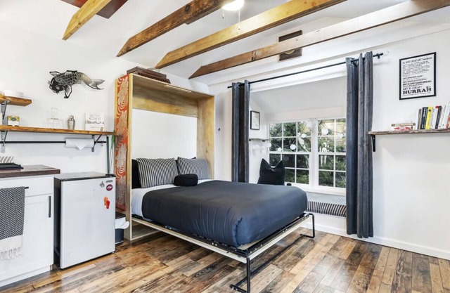 Monthly Rental - The Artist`s Garden - Tiny Studio Cottage