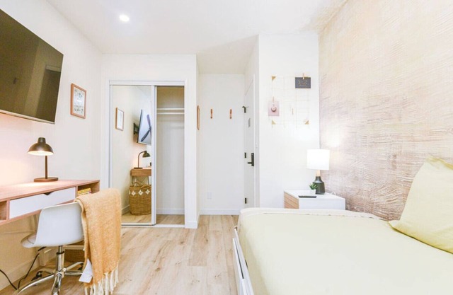 Moody B1 - Cozy Private Room + Bath