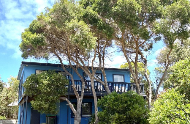 Moonah Blue - A Retro Beach Pad with Sea Views