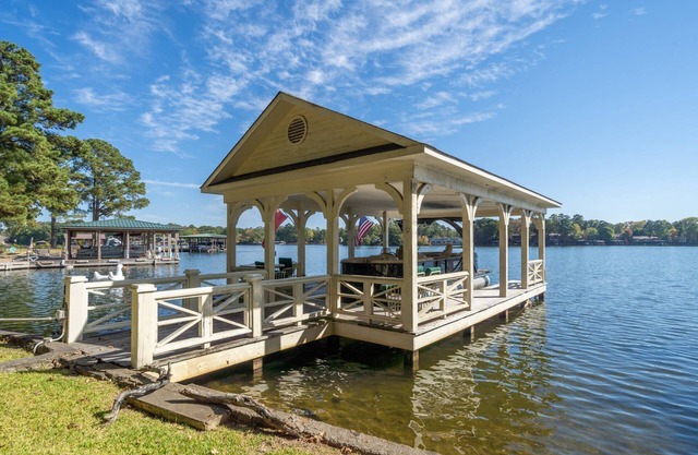 Moonlight Baydream: Lakefront Home w/Private Dock, Large Patio, Fast WiFi & Near Oaklawn & Downtown