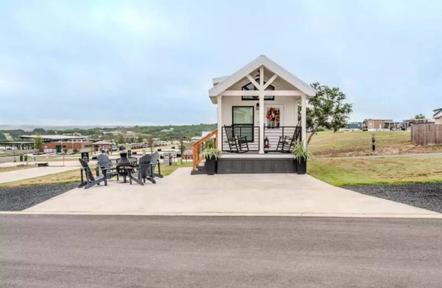 Moonlight Views- Tiny Home #54nWelcome enchanting getaway Fredericksburg