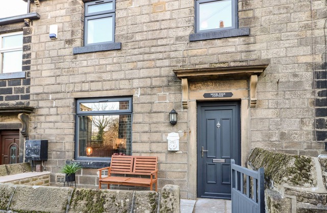 MOOR EDGE COTTAGE, character holiday cottage in Cross Roads