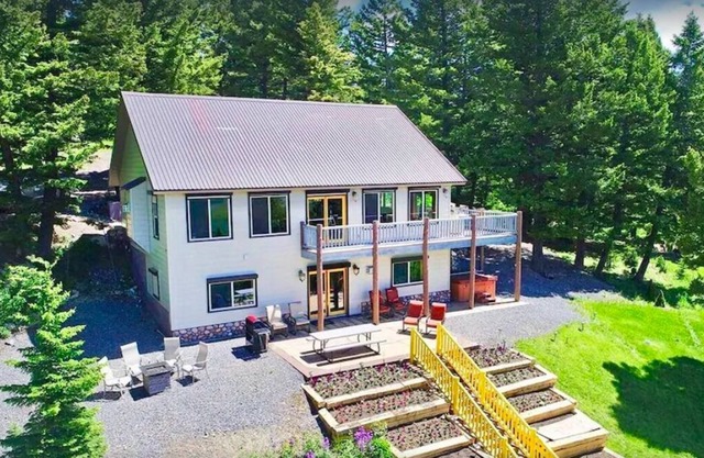 ⛰️Moose Ridge⛰️ Unbeatable Views‼ Close to Yellowstone ~ Game Room 🎮 Hot tub💧
