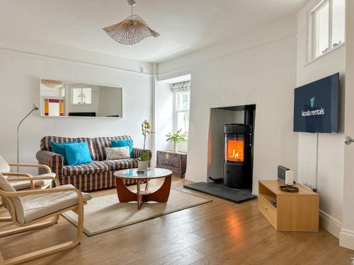 Mordros Cawsand Cottage, Steps from the Beach