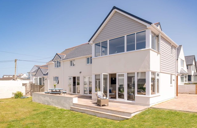 Morwennol : Spacious 5‑Bed Pet-Friendly Home 50m from Rhosneigr Beach | Managed by Anglesey Holiday