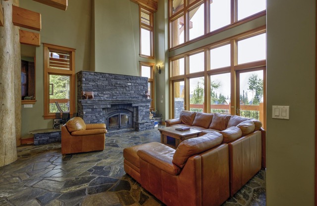 Most Luxurious Ski-in/Ski-Out Chalet @Kmhr- 2800 Sft,4 BR,4 BA