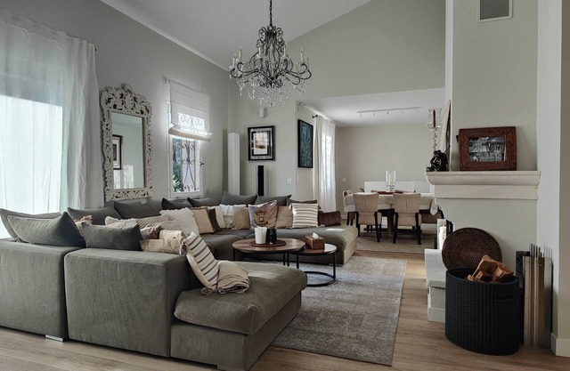 Mougins, charming renovated villa in a private domain.