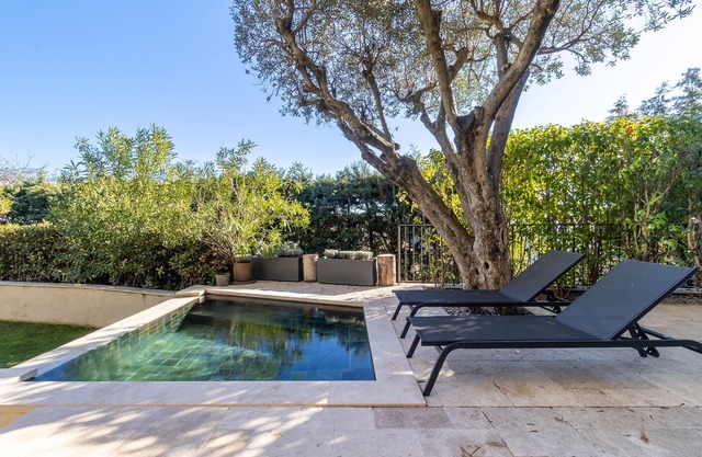 Mougins Collection - Suite with whirlpool and overflow bath in Mougins Village