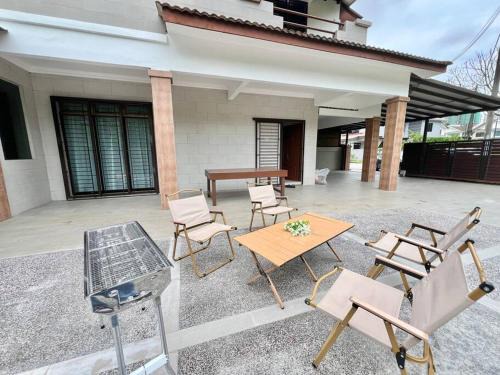Mount Austin Landed Corner House 11 pax BBQ Pit Mahjong