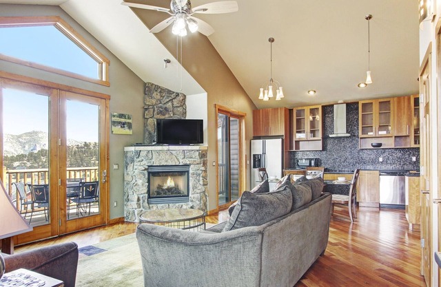 Mount Cairns 16A - 2 Br Condo with Private Hot Tub - Lake/Mountain Views!