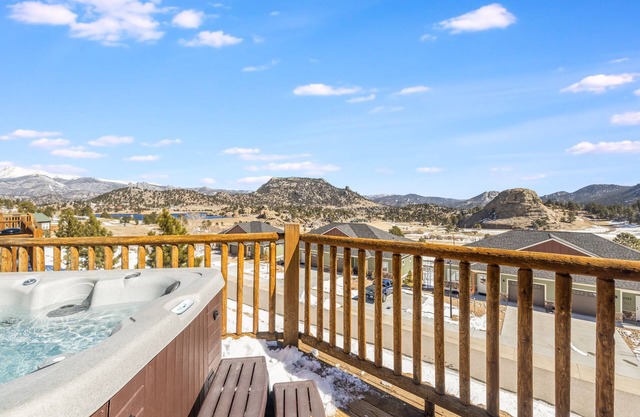 Mount Cumulus at Marys Lake with HOT TUB!
