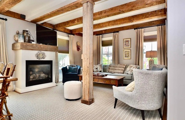 Mountain Chic Getaway. Charming 2-bedroom condo in Stowe Village!