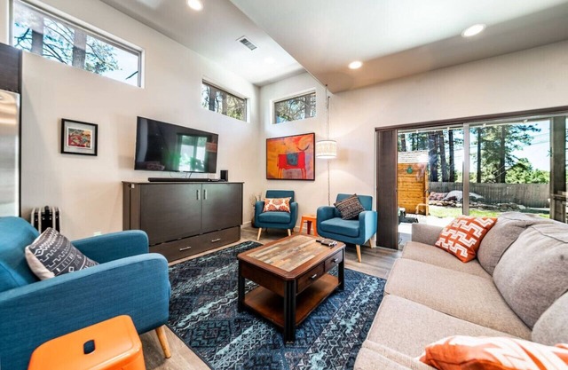 Mountain Chic Retreat w/Hot Tub - Escape the City