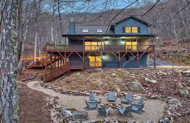 Mountain Creek Haven-Creekside Luxury w/Hot Tub, Sleeps 15!