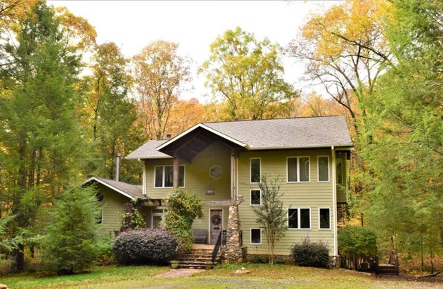 Mountain Creek Retreat- Spacious Retreat w/ Large Hot Tub and Creek !