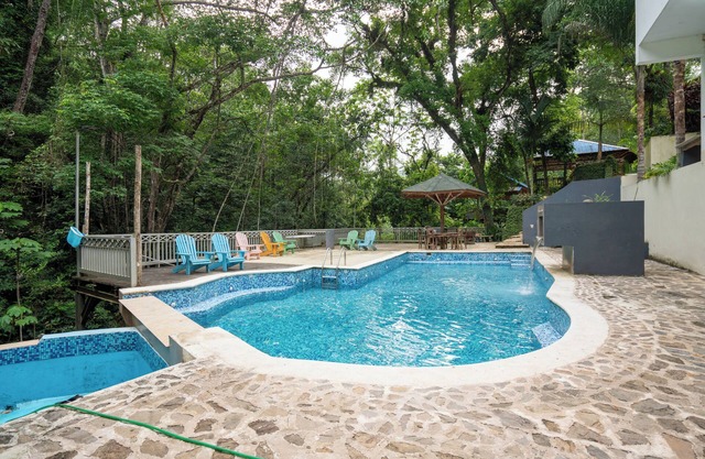 Mountain Escape - comfortable King bed and Views