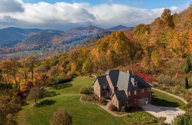 Mountain Gem - Updated Huge 4 story Home 7 Minutes to Boone with Pool Table & Views!