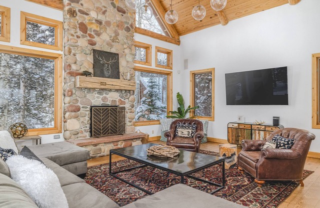 Mountain lodge with easy ski access & private hot tub - dog-friendly