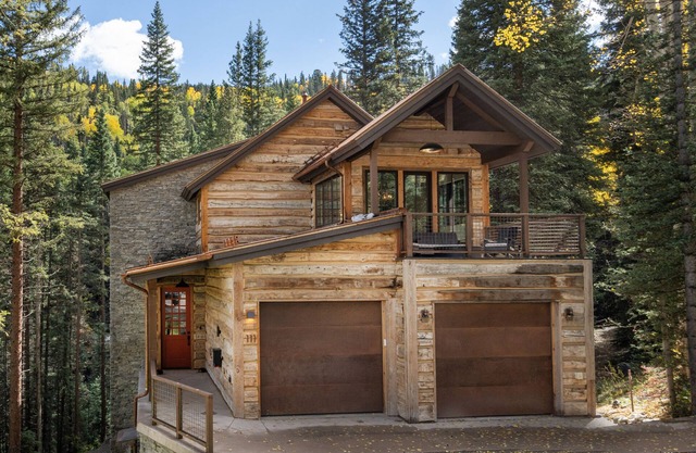 MOUNTAIN MODERN RUSTIC- Contemporary Elegance & Easy Walk-to-Ski Access