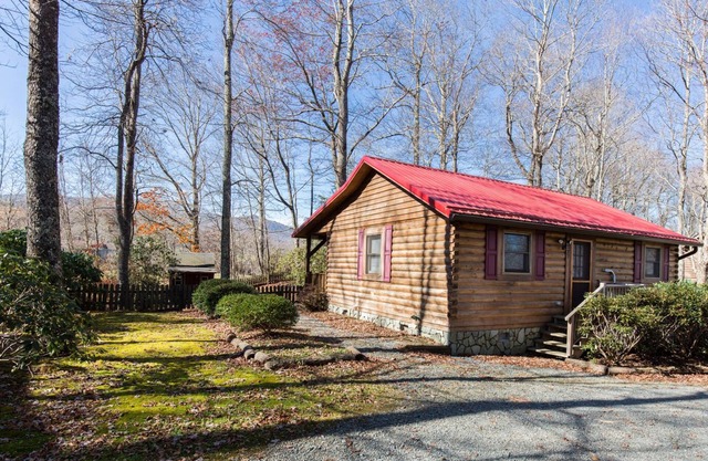 Mountain Muse 1BR/1BA Log Cabin near Blowing Rock