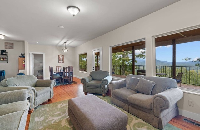 Mountain Oasis: Cozy Cabin with Stunning Views