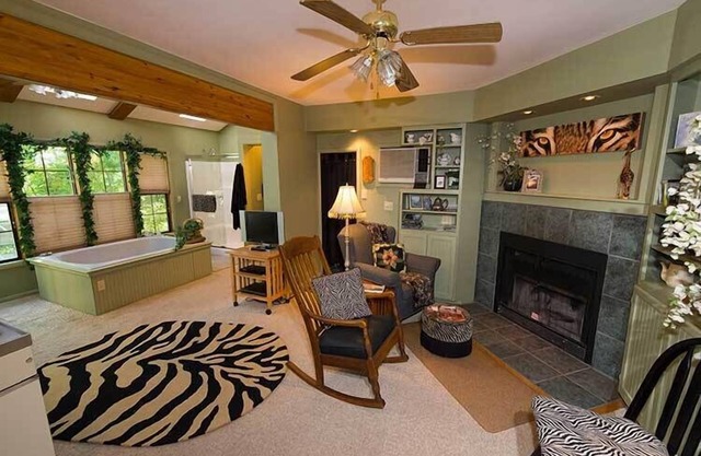 Mountain Side Eureka Springs Cottage on 20 Amazing Acres just minutes from Lake