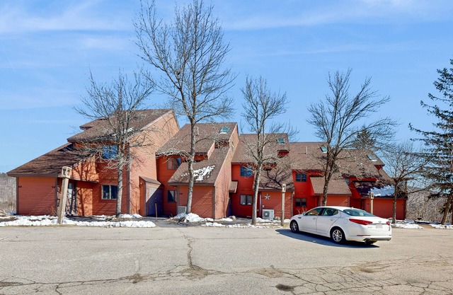 Mountain stunner with pools, hot tub, tennis, grilling area, & game tables