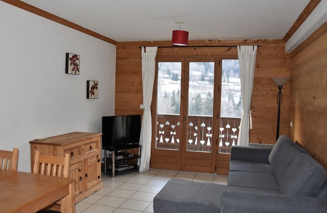 Mountain Style Apartment with Large South-Facing Balcony