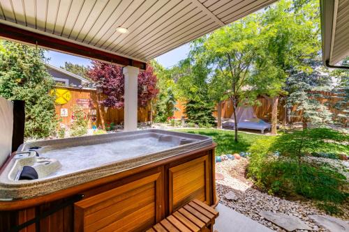 Mountain View and Shared Hot Tub Apt by Ski Resorts
