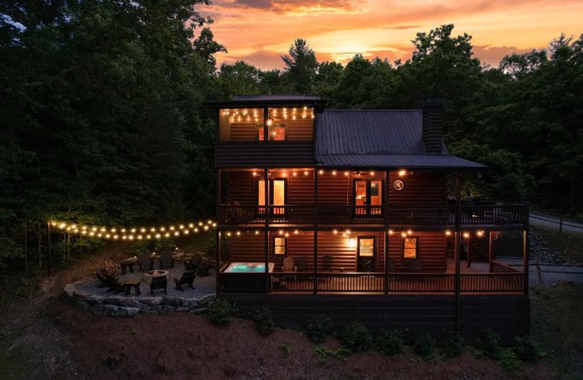 Mountain View Cabin - Hot Tub-Fire Pit-Pool Table