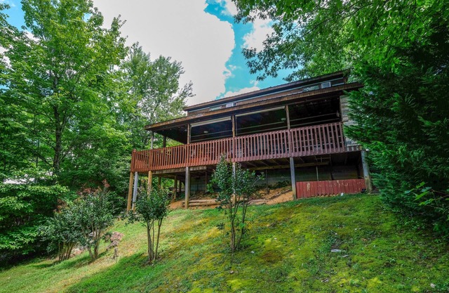 Mountain View Cabin Rental-Hot Tub- Game Table-Outdoor tv and Fireplace Seasonal Pool Access