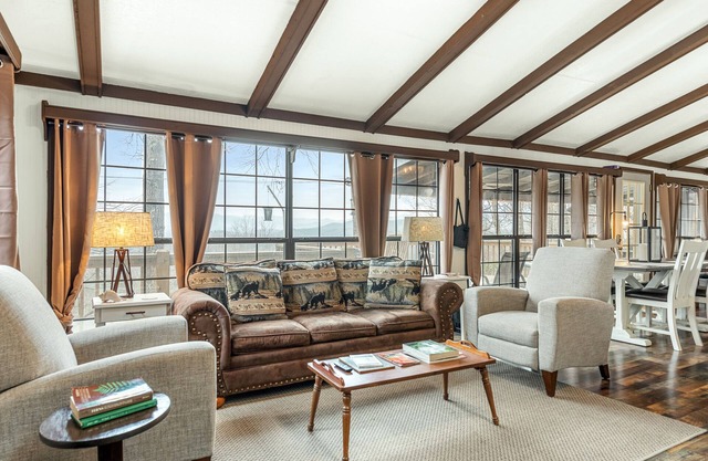 Mountain-view cabin with central AC, grill, firepit, deck, & W/D