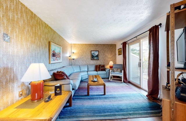 Mountain view condo with balcony & shared pool - ideal for skiing & shopping