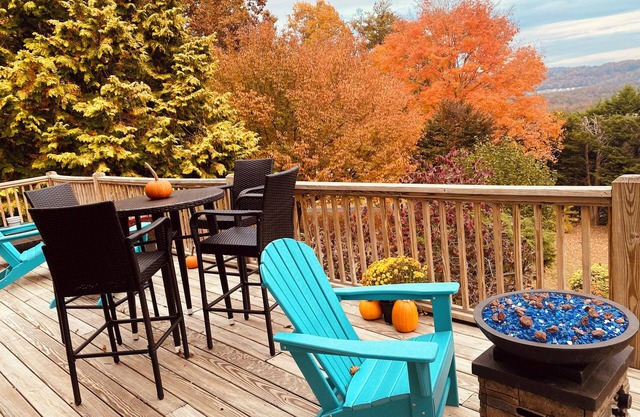 Mountain view, deck, sunroom, grill, wood burning fireplace, dogs welcome!