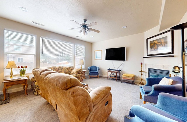 Mountain view dog-friendly home with enclosed yard, jetted tub, desk, grill, AC