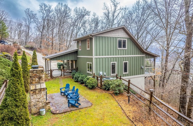 Mountain-view haven with great views, fireplaces, WiFi & ample alfresco living