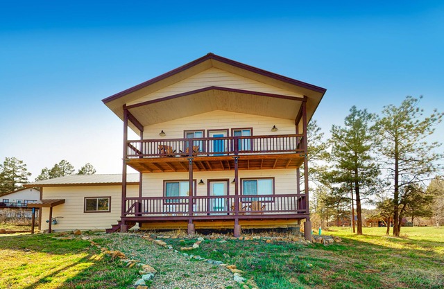 Mountain view home close to downtown with great deck, firepit, WiFi, & W/D