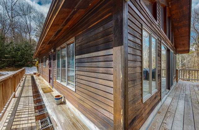 Mountain-view lodge with deck, fireplace, pool table, W/D & fast WiFi