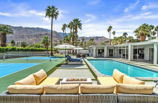 Mountain View Oasis – Designer Oasis with Pickleball, Pool, Bocce Ball, Golf & Views