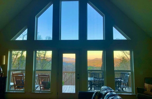 Mountain views, game room, hot tub , king bed