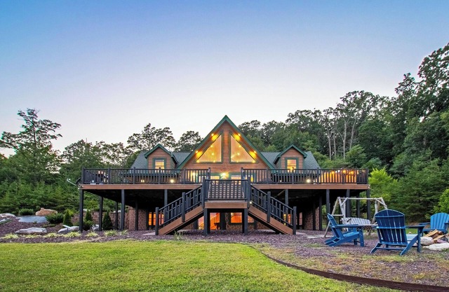 Mountain Views, Hot Tub, Pet Friendly!
