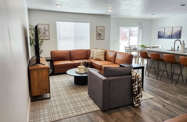 Mountain Views & Modern Comfort – Your Perfect Cedar City Retreat!