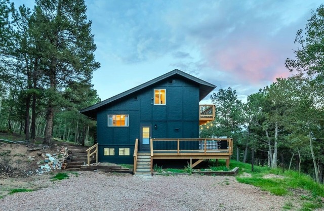 Mountain Views on Peaceful 3 Acres W/Hot Tub